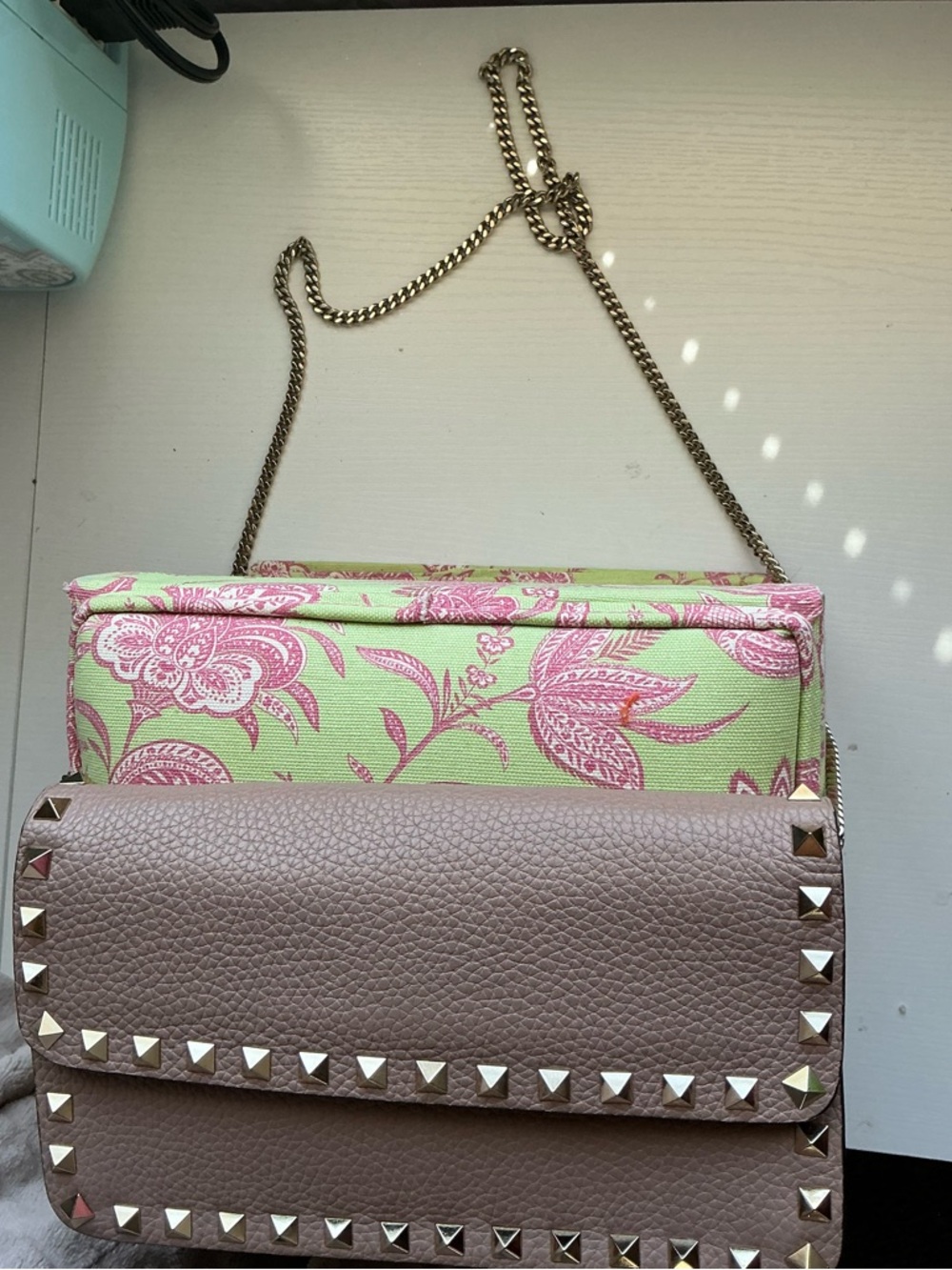 VALENTINO GARAVANI Pebbled Calfskin Rockstud Flap Wallet On Chain Poudre